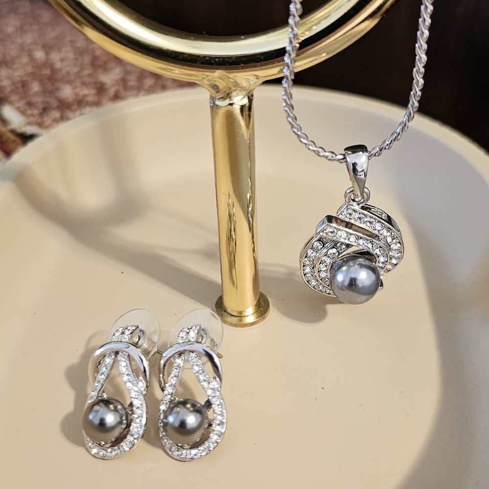 Necklace w earrings.